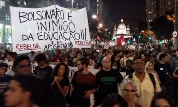 Lutamos pela democracia ,pela educação pública para salvar o Brasil da destruiçã