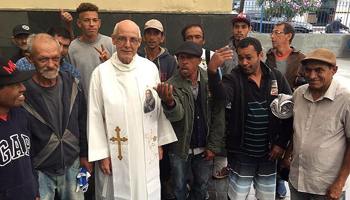 Cresce a solidariedade a Padre Júlio Lancellotti, perseguido por bolsonaristas