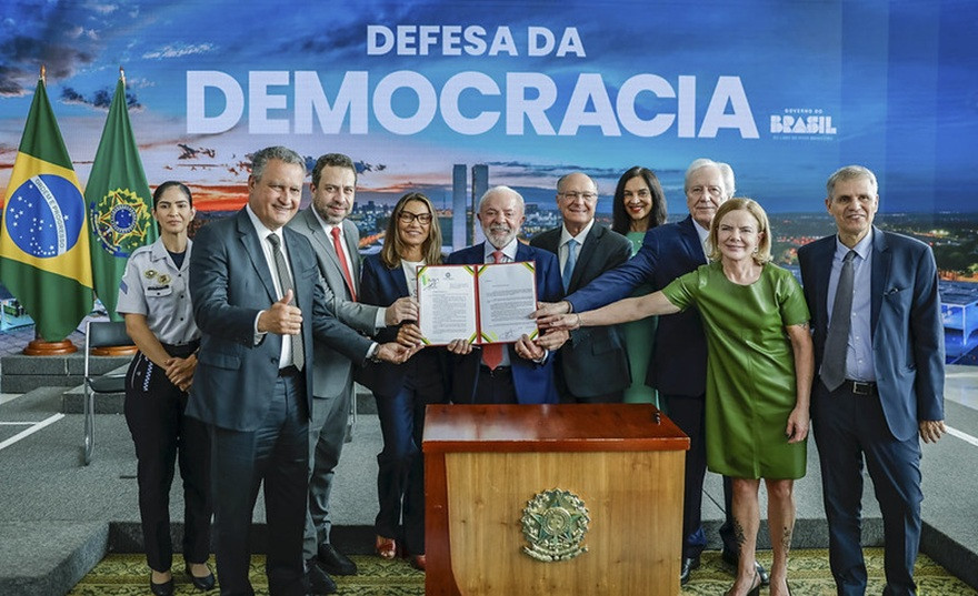 Pela democracia, Lula veta projeto da redução de penas a golpistas