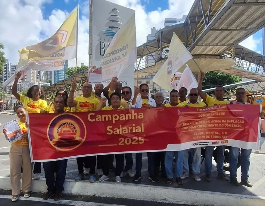 Comerciários de Salvador realizam manifestação nos shoppings