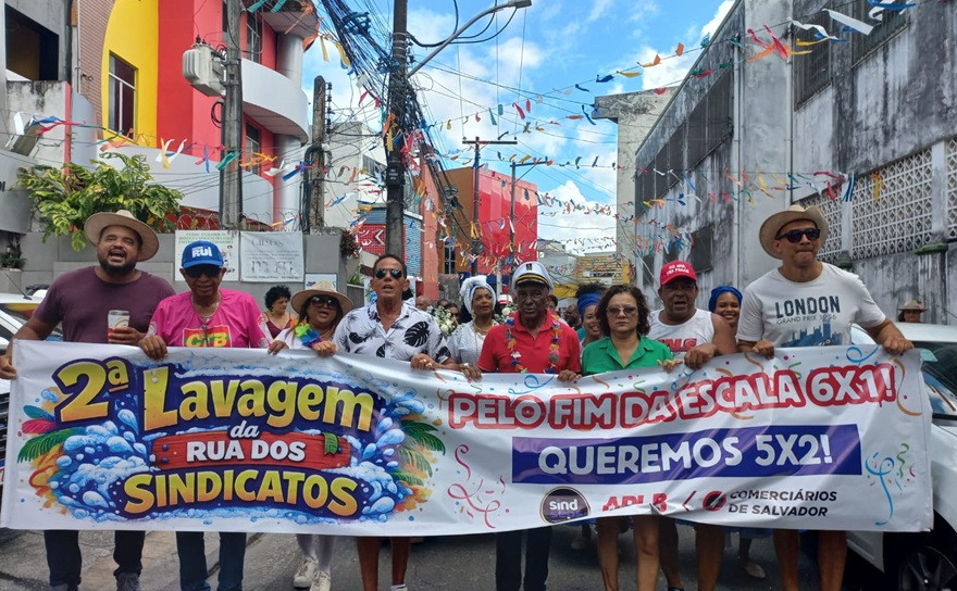 Com bloco na rua, APLB, Comerciários e Sindseps exigem fim da escala 6x1