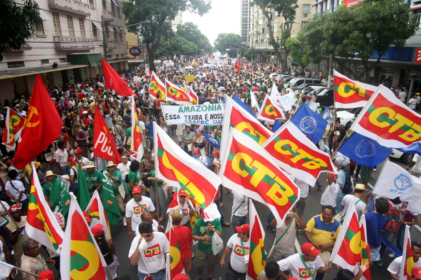 Derrotar o líder da extrema direita é vital para o movimento sindical e as forças democráticas e progressistas