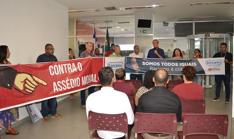 Xô, racismo: Sindicato dos Bancários realizam protesto no Bradesco