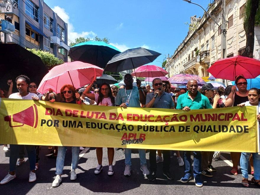 APLB faz "Caminhada das Sombrinhas" em ato da rede municipal de ensino