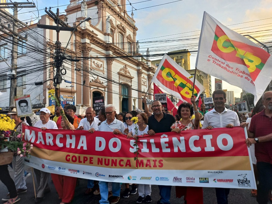 Marcha do Silêncio grita alto e bom som: "Ditadura, nunca mais. Democracia, sempre"