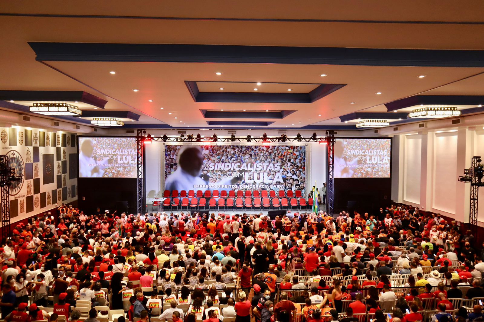 Com o movimento sindical vamos reconstruir esse país, garante Lula aos sindicalistas