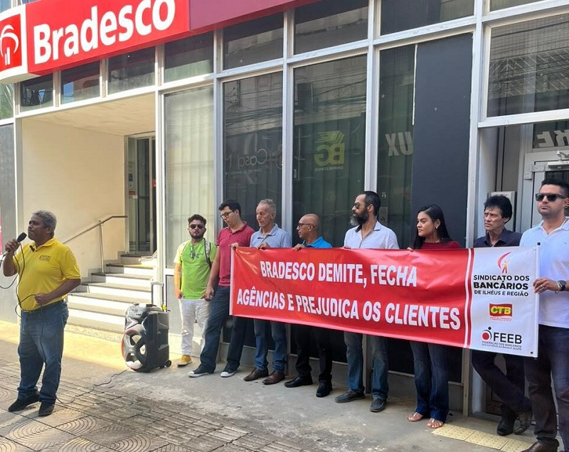 Bancários de Ilhéus protestam contra fechamento de agência do Bradesco