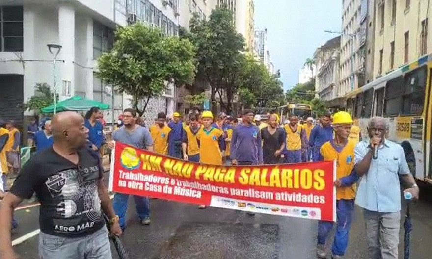 Sem salários, SINTRACOM para obra da Prefeitura de Salvador  