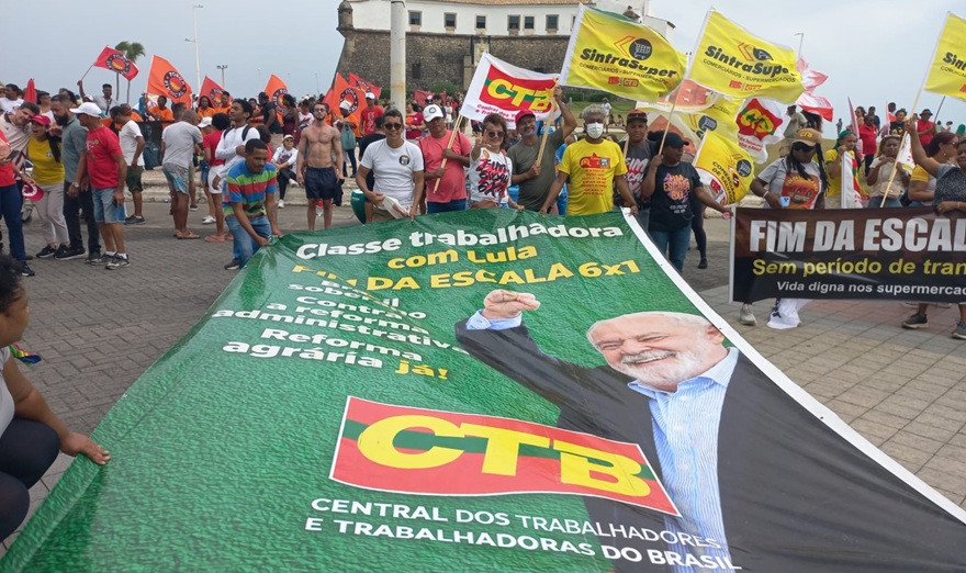 Ato na Barra mostra força do movimento pelo fim da escala 6x1