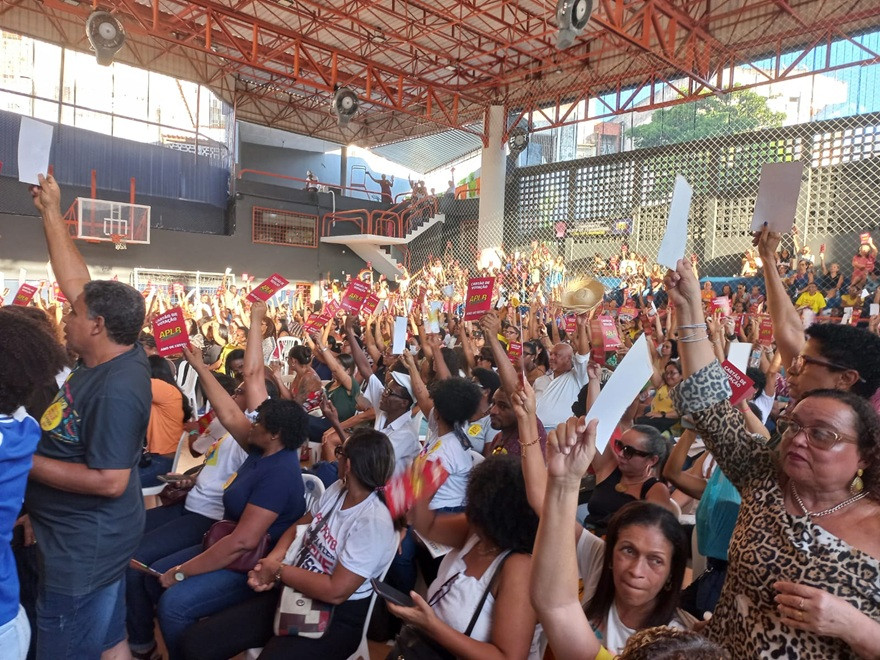 APLB mostra ser boa em prova de resistência e mantém greve em Salvador