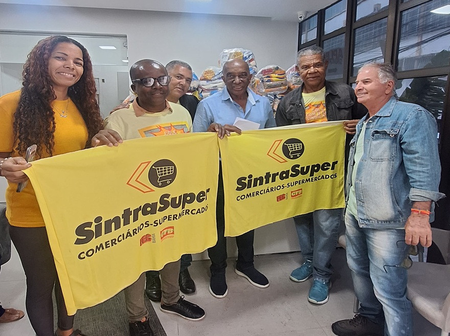 SintraSuper de Salvador doa cestas básicas para professores em greve