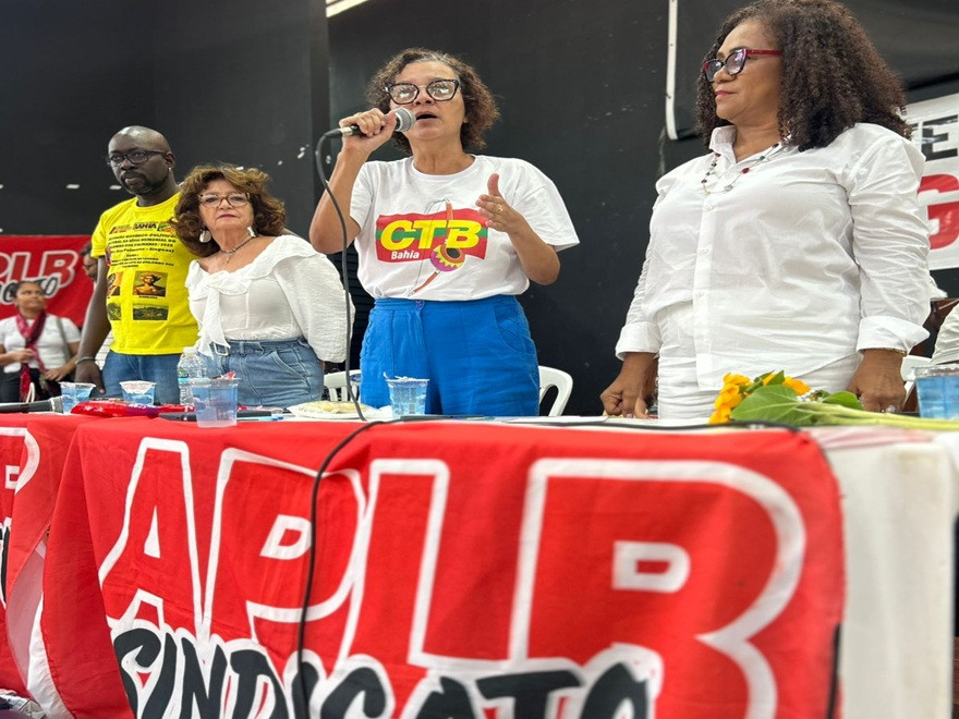 Rosa de Souza parabeniza APLB e professores, que encerram greve de 74 dias