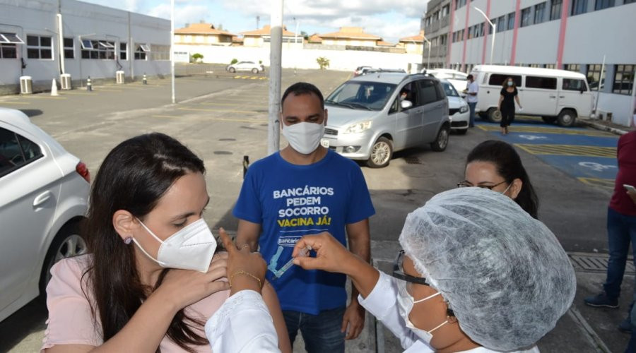 Na Bahia, mais de 40 cidades vacinam os bancários