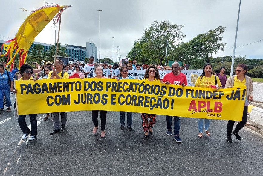 Rui Oliveira exalta força da APLB em protesto na Governadoria