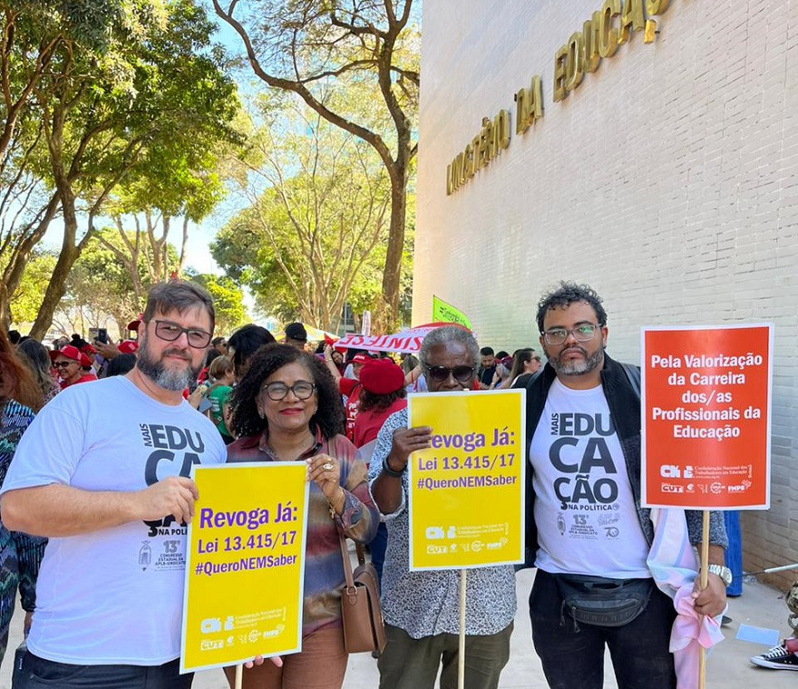 APLB reprova Ensino Médio e tem apoio da CTB na Marcha da Educação 