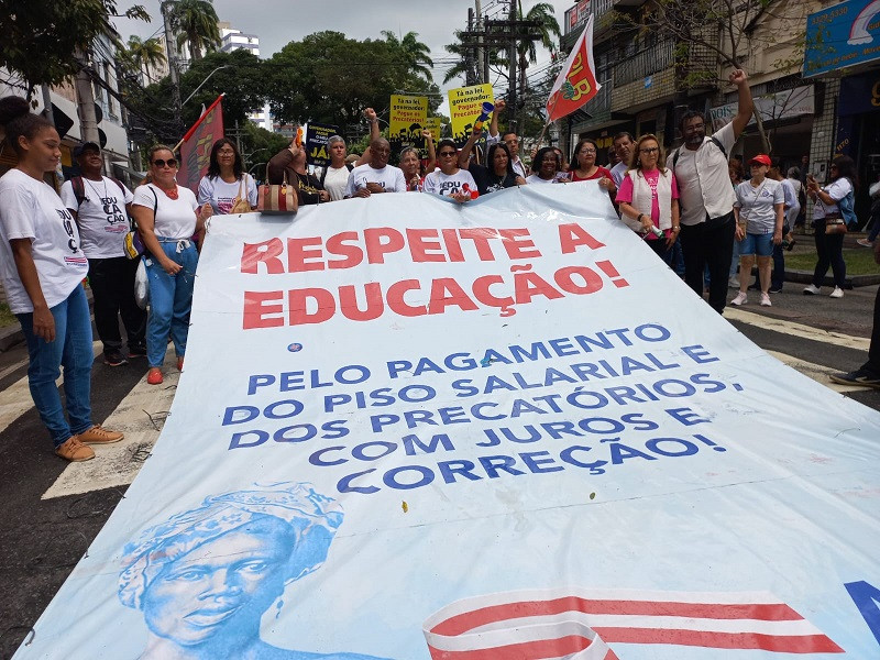 Em aula  nas ruas, APLB e professores exigem pagamento justo dos precatórios