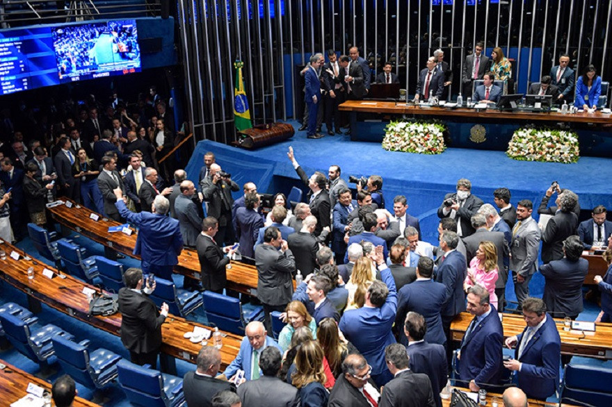 Senado aprova PL que desonera folha até dezembro e volta a reonerar em 2025