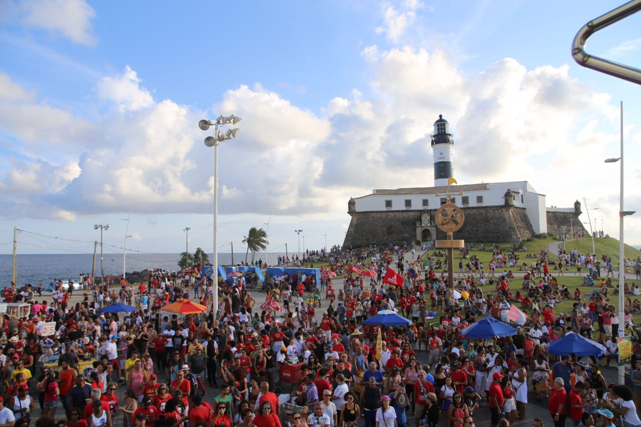 Em defesa de Lula, festival de música reúne 15 mil pessoas em Salvador