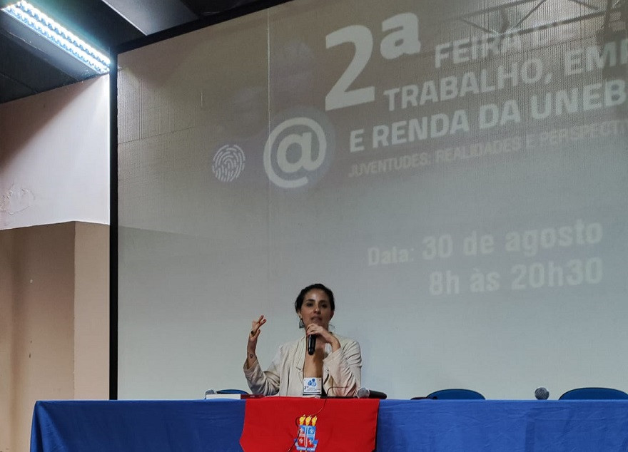 Déborah Irineu destaca papel da juventude em feira da UNEB e Setre