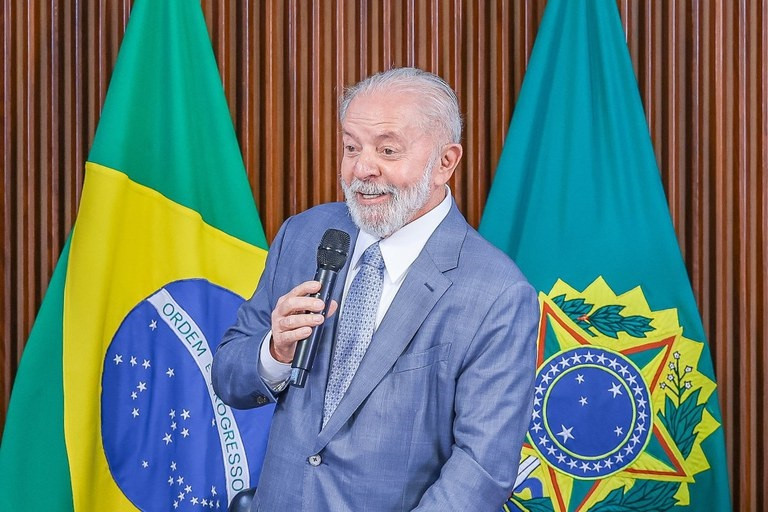 Efeito Lula: desemprego cai para 6,6% (menor taxa da série) e renda aumenta  