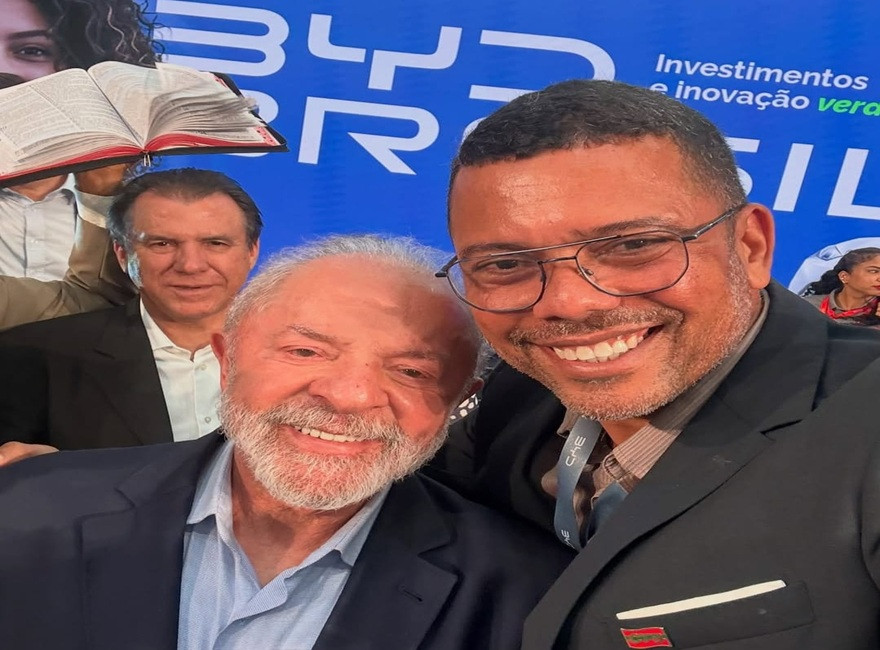 Júlio Bonfim e metalúrgicos celebram inauguração da fábrica da BYD