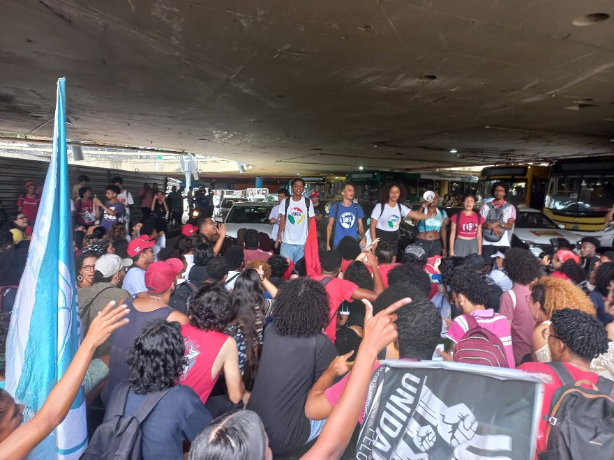 Aula de cidadania em Salvador: estudantes protestam contra aumento da passagem