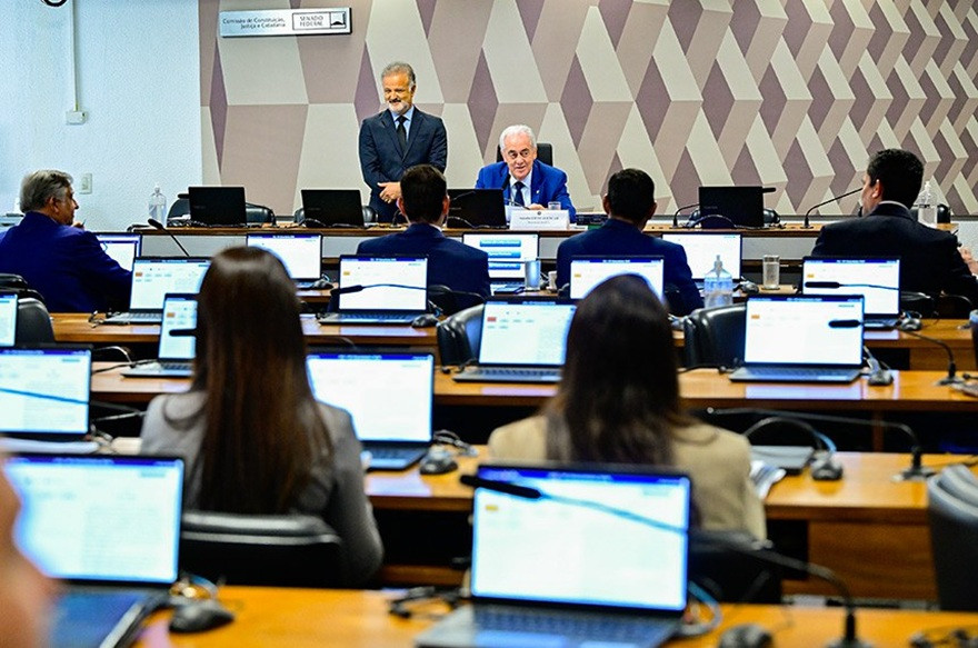 Fim da escala 6x1 é aprovado na CCJ do Senado