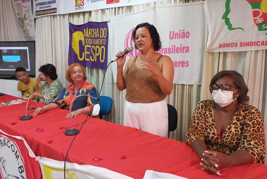 Com operárias da construção, Rosa destaca papel da luta feminina