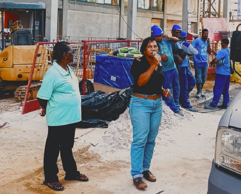 Com o SINTRACOM é assim: banheiros entupidos, obra parada 