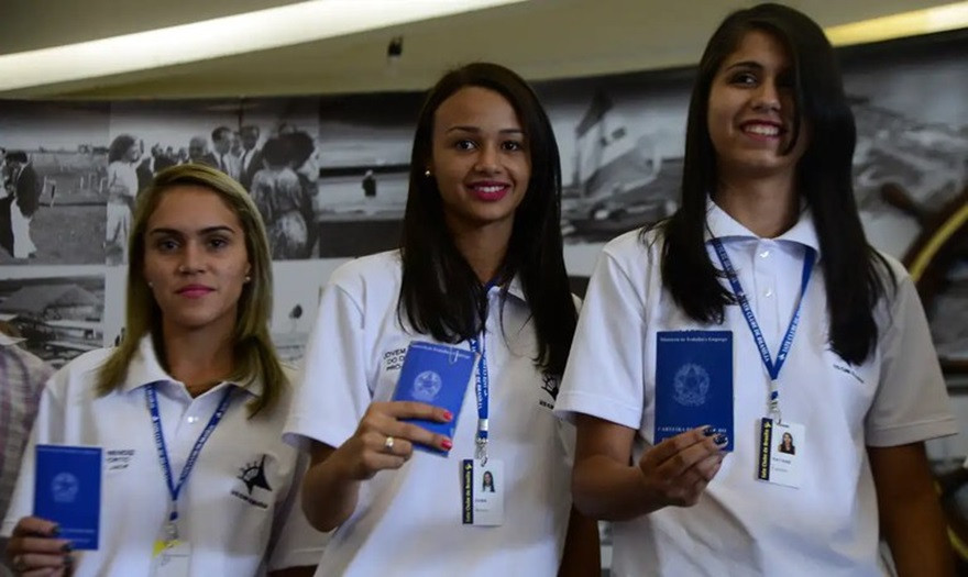 Brasil gera 2,2 milhões de empregos e bate recorde de jovens contratados