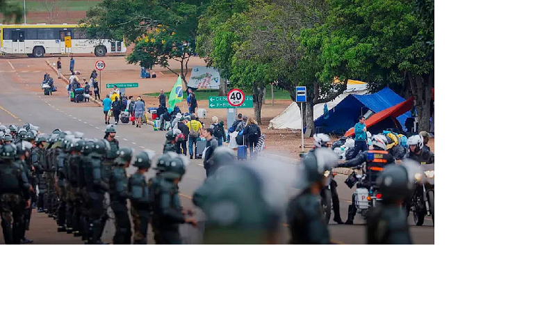 Forças de segurança cercam acampamento bolsonarista em Brasília e parte dos manifestantes começa a deixar o local