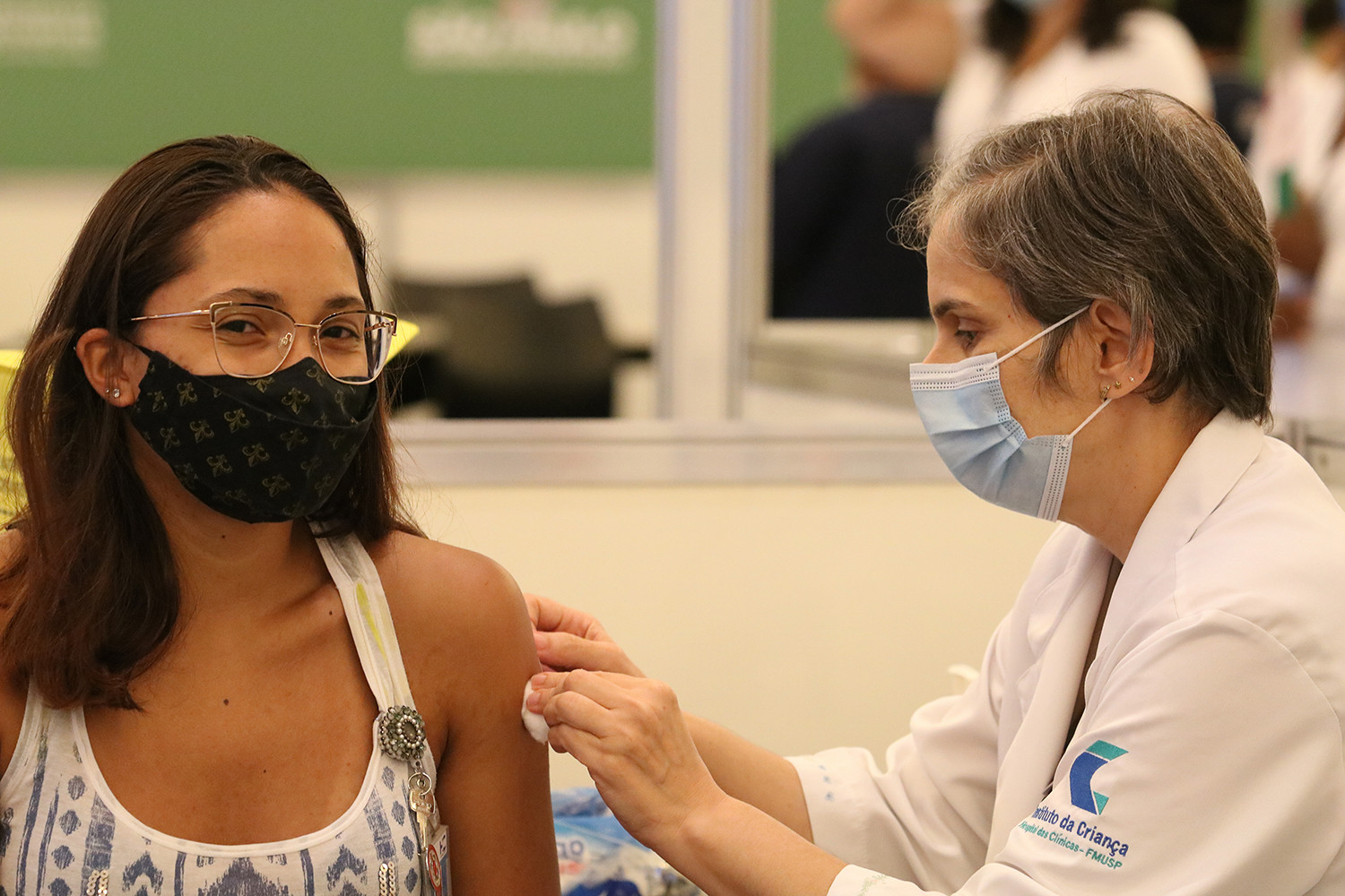 Brasil vacina apenas 1% da população em duas semanas