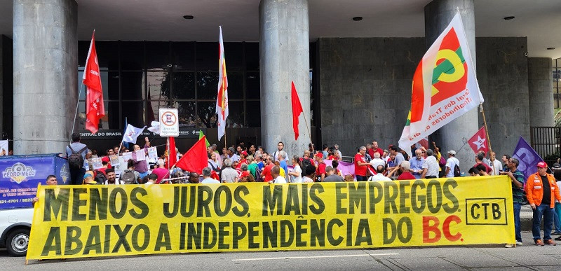 Manifestantes protestam contra juros altos em Brasília, Salvador e Rio