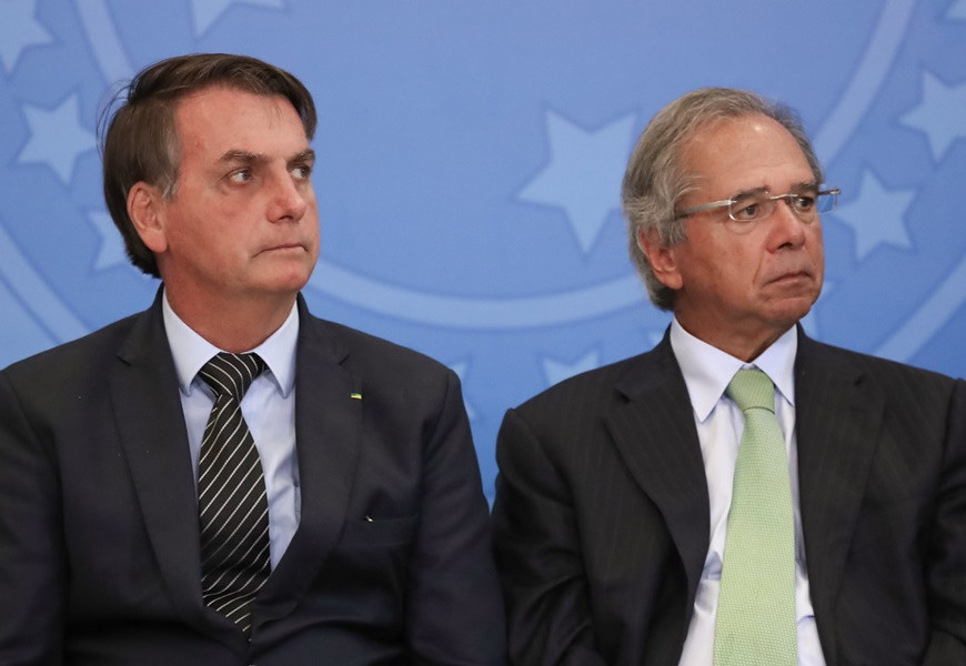 Bolsonaro retém auxílio emergencial, sabota vacina e aumenta juros para 2,75%