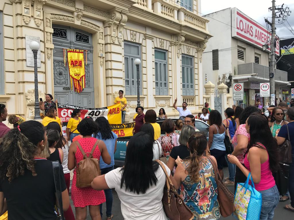 FEIRA DE SANTANA: Professores da rede municipal decidem manter a greve