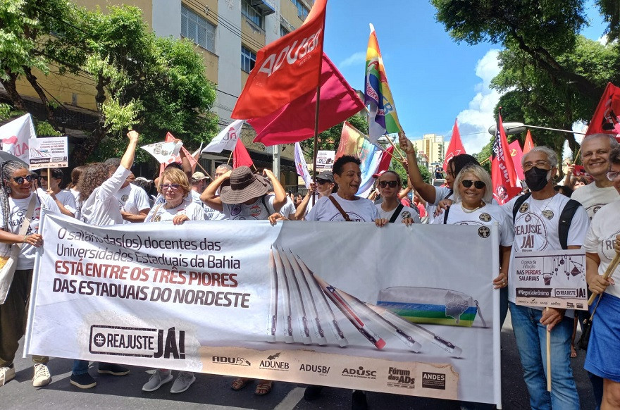 Professores das universidades estaduais realizam ato em Salvador