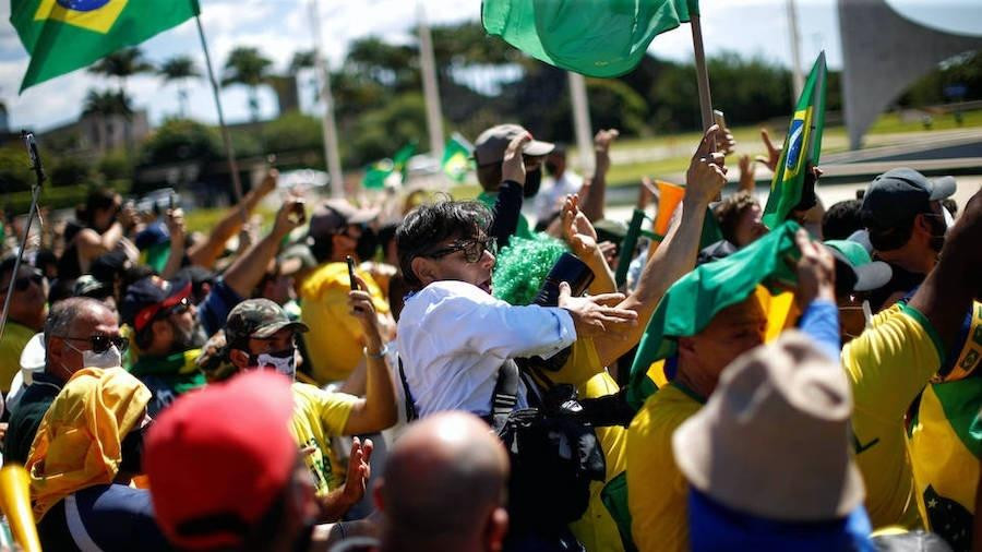 Jornalistas e juízes protestam contra agressão bolsonarista