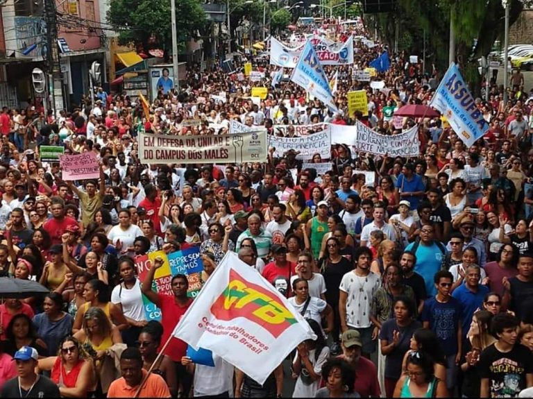 Ato em defesa da educação leva milhares de pessoas as ruas de Salvador