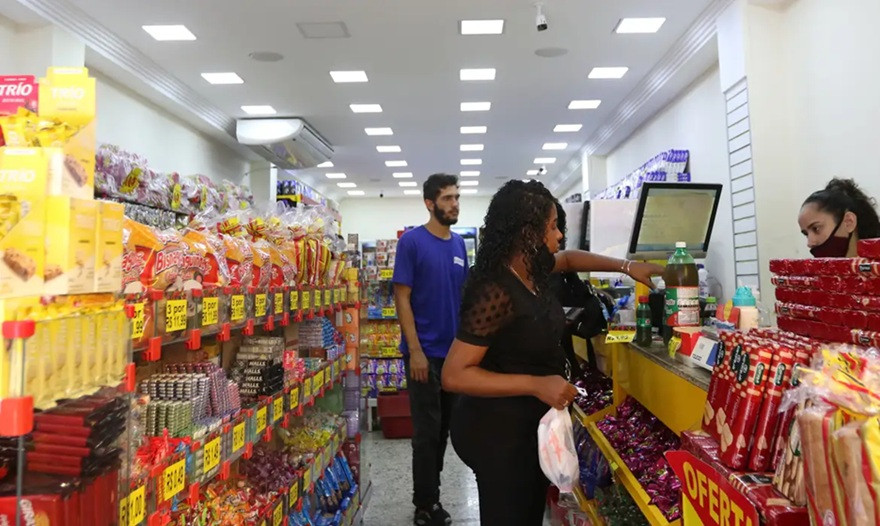 Economia cresce 1,3% e consumo das famílias aumenta 2,48% no Brasil