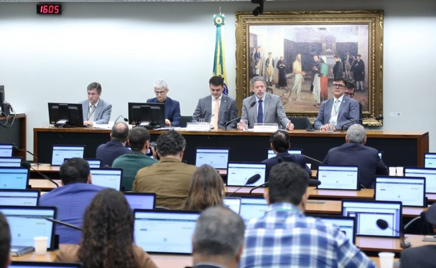 Comissão na Câmara aprova isenção de IR até R$ 5 mil e taxação de super-ricos