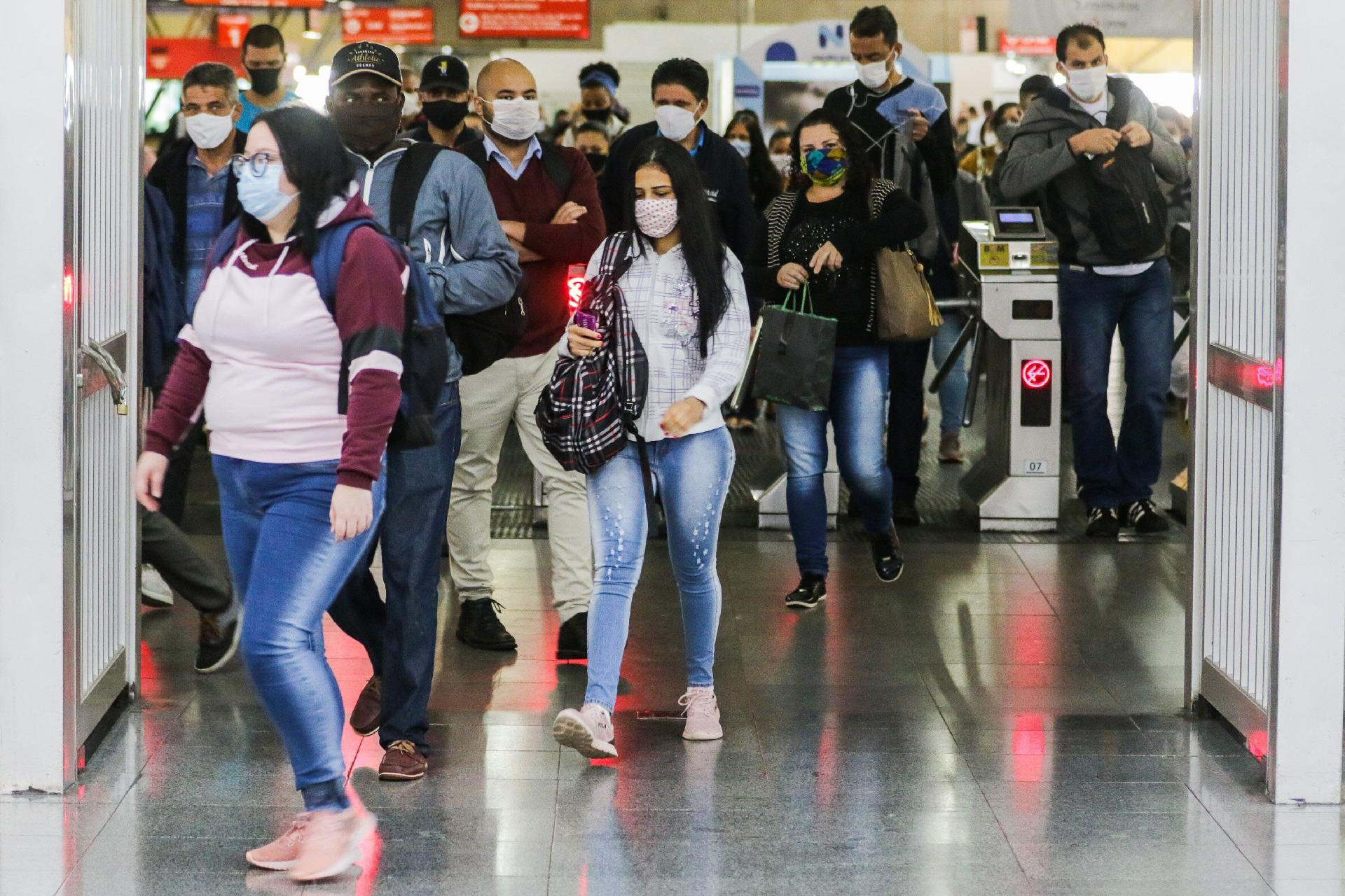 Autônomos, donas de casa e transporte público: os alvos da pandemia