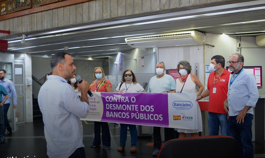 Bancários fazem assembleia e podem entrar em greve