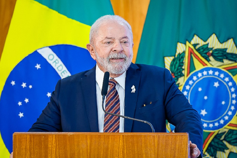 Lula sanciona lei que valoriza salário mínimo e corrige tabela do IR 