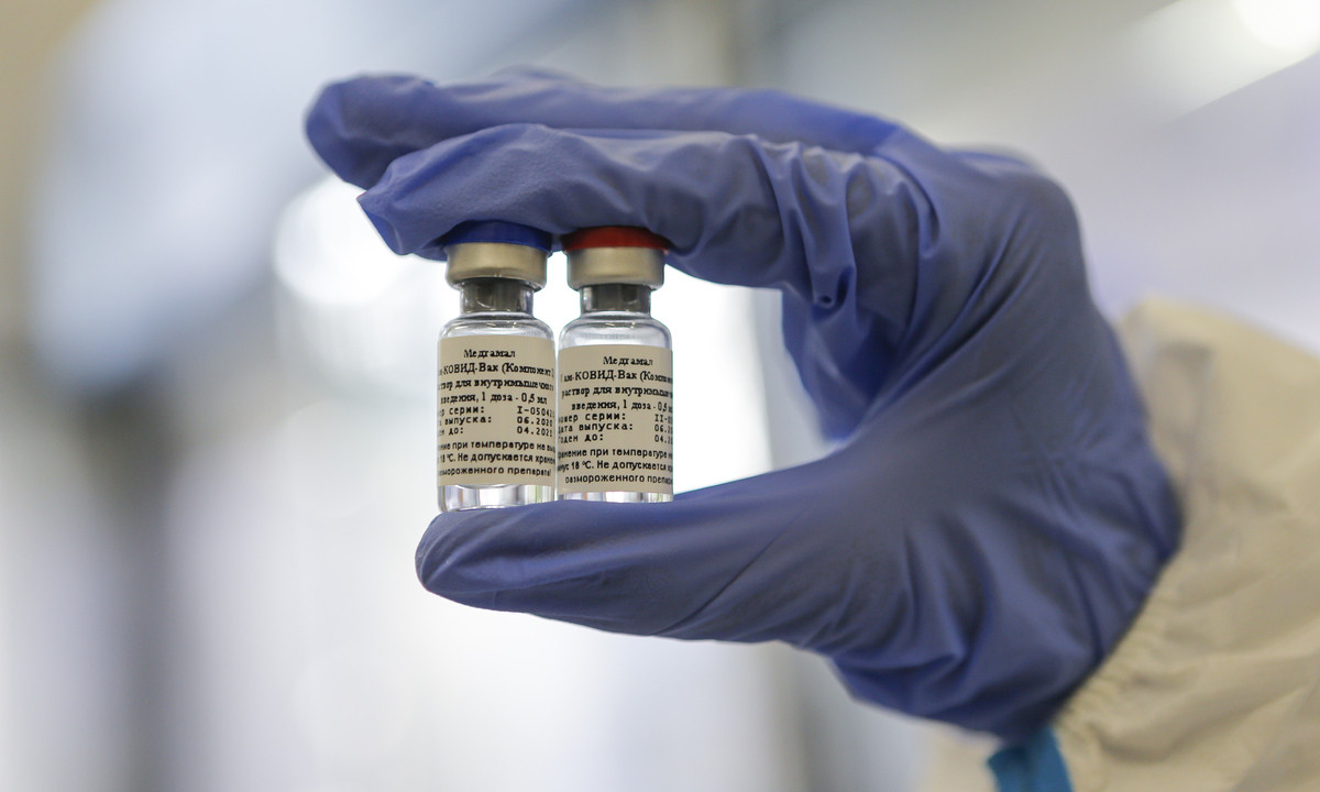 Vacina russa contra Covid-19 gerou imunidade sem efeito colateral, diz The Lancet
