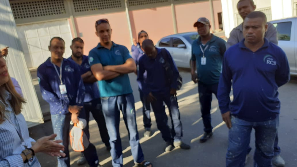 Operários da RCS paralisam obras da UFBA por atraso de salários