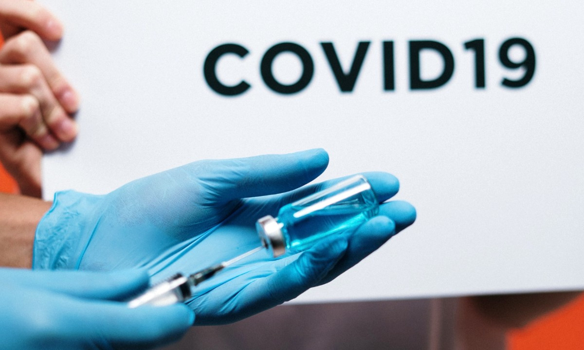 Covid-19: Johnson & Johnson suspende testes de vacina após participante ficar doente
