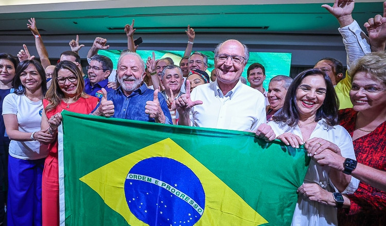 "Somos um único país, um único povo, uma grande nação", diz Lula após vencer