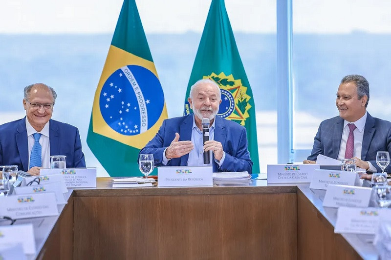 Lula dá uma "chacoalhada" em ministros: “Dinheiro bom é dinheiro transformado em obras” 