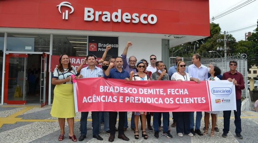 Bancários protestam no Bradesco contra fechamento de agências 