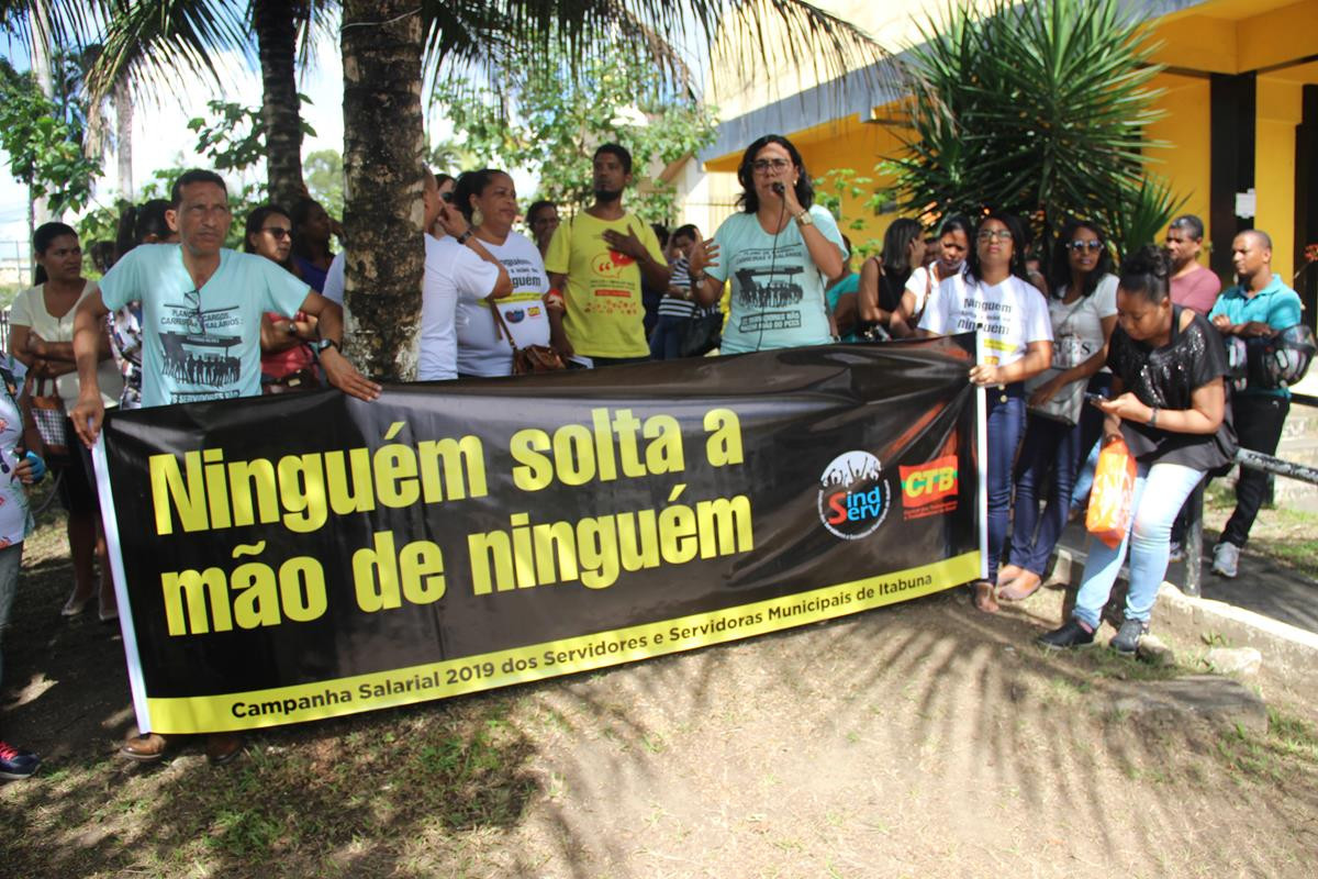 Servidores municipais de Itabuna protestam contra atraso de salários